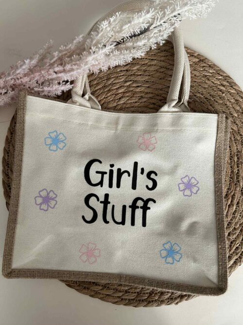 Een leuke, makkelijke tas bedrukt met Girl Stuff.