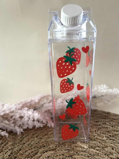 Beker bedrukt met aardbeien en hartjes.