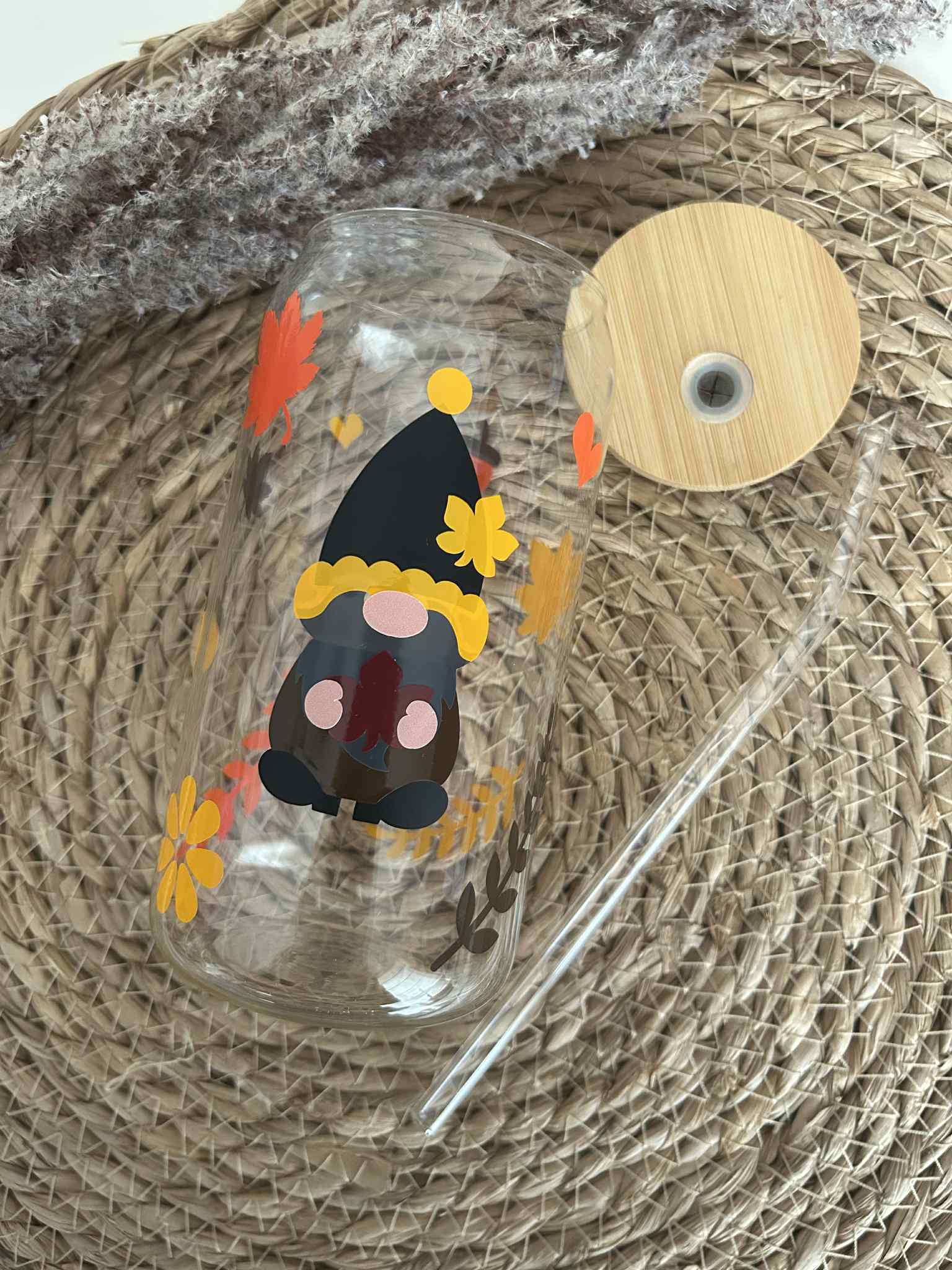 Een glazen drinkbeker in thema herfst met een leuke, schattige gnome.