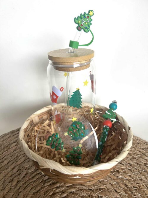 Mandje gevuld met kerstproducten die perfect bij elkaar passen.