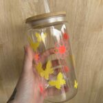 Beker met vlinders en bloemen met een smiley in.