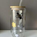 Beker met bloemen en bijtjes