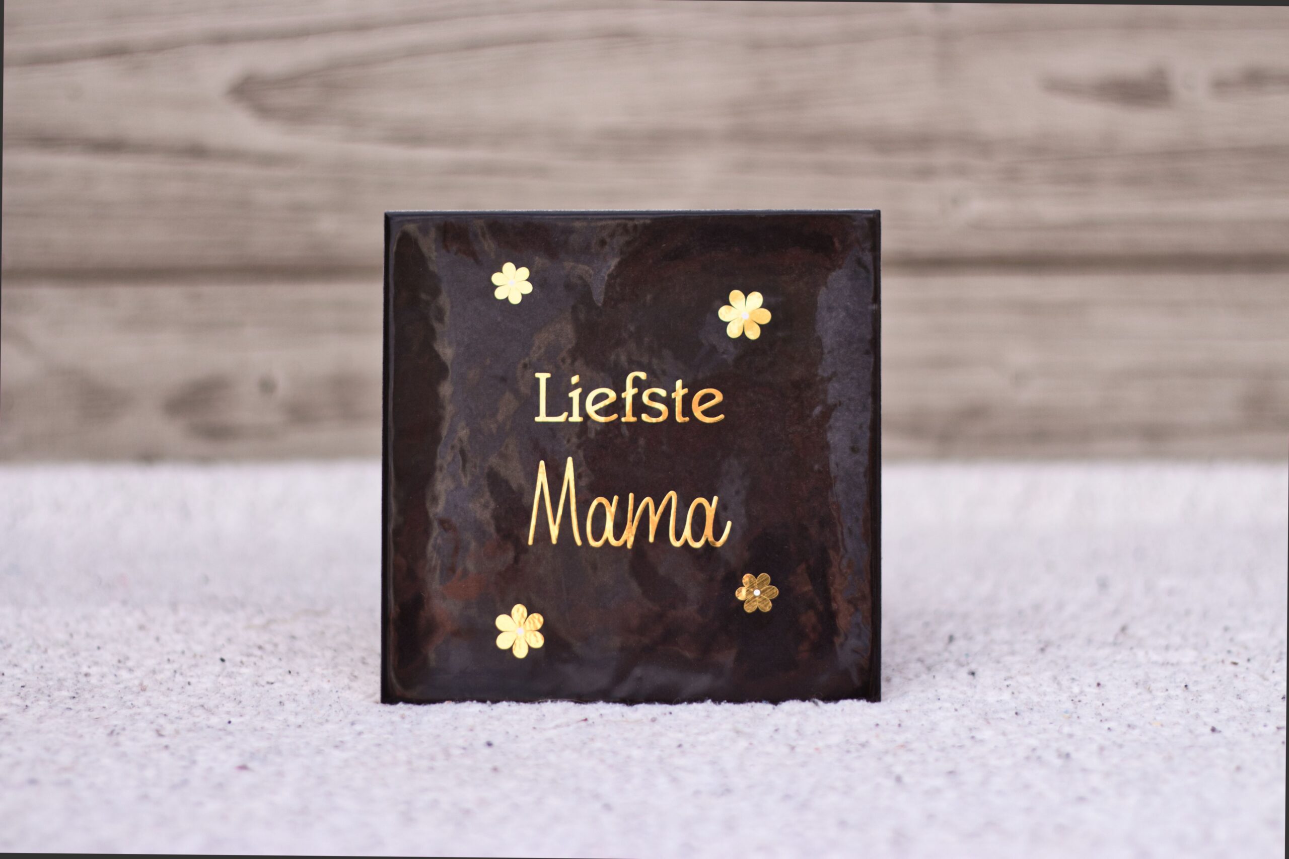 Zwart tegeltje bedrukt voor een mama.