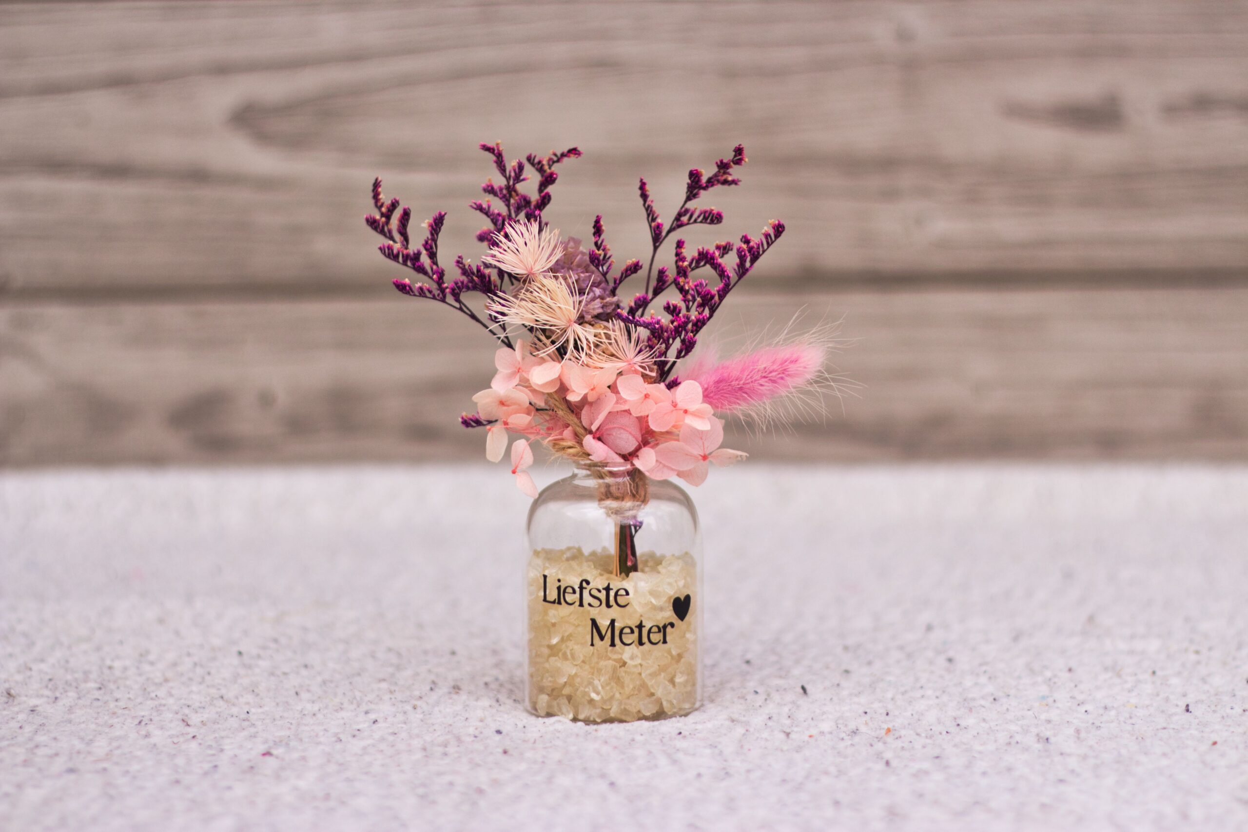 Vaasje met droogbloemen bedrukt voor de liefste meter.