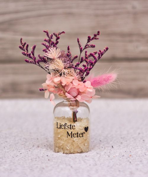 Vaasje met droogbloemen bedrukt voor de liefste meter.